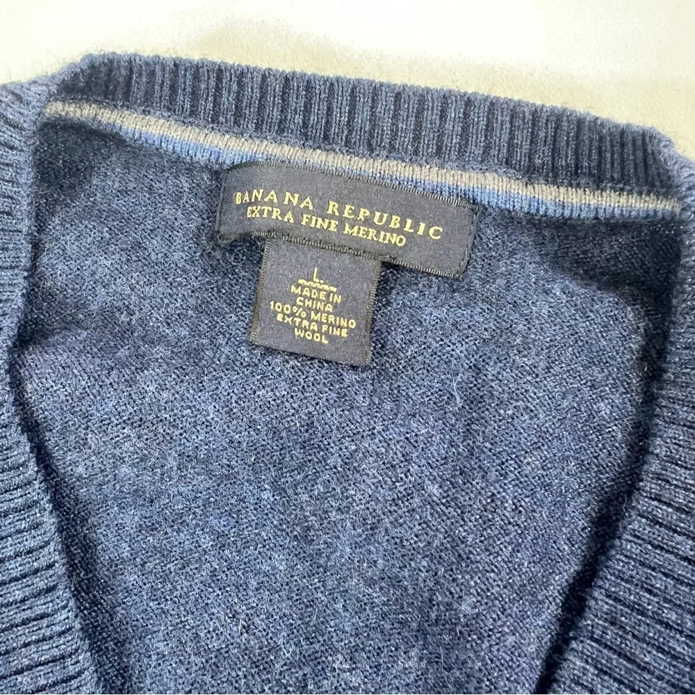 Banana Republic Men's Extra Fine Merino Wool Deep Blue V-Neck Sweater